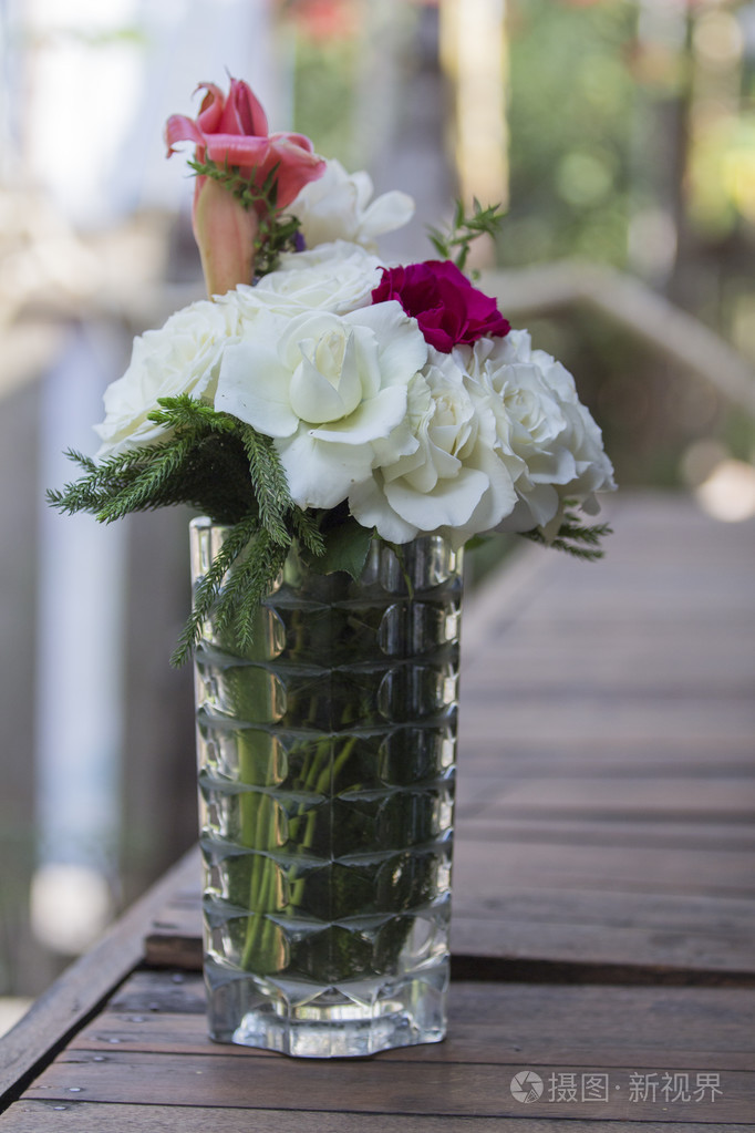 月季花的花瓶瓶和眼镜