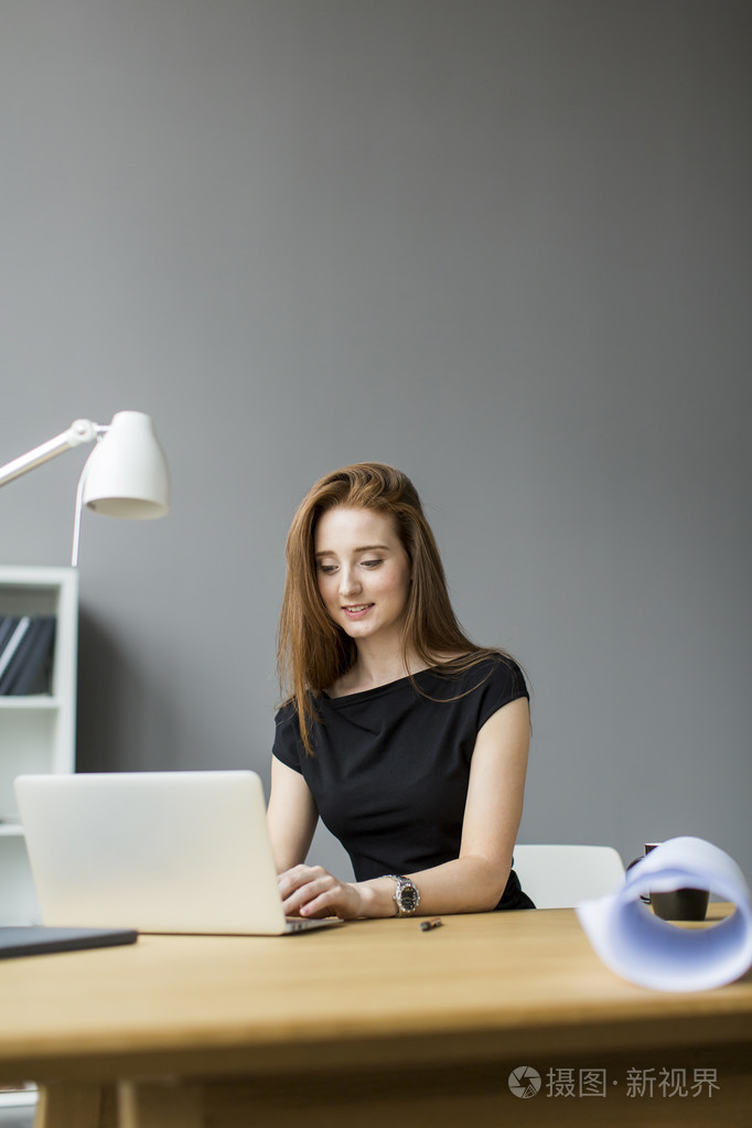 办公室里的女人照片-正版商用图片1h0s5k-摄图新视界