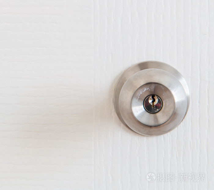 白色的门上的金属把手的细节