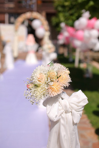 白色的花装饰户外婚礼仪式期间图片