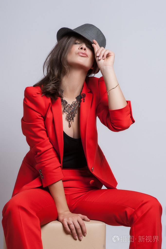 年轻漂亮的复古女郎女人吃甜蛋糕食品孤立的 o