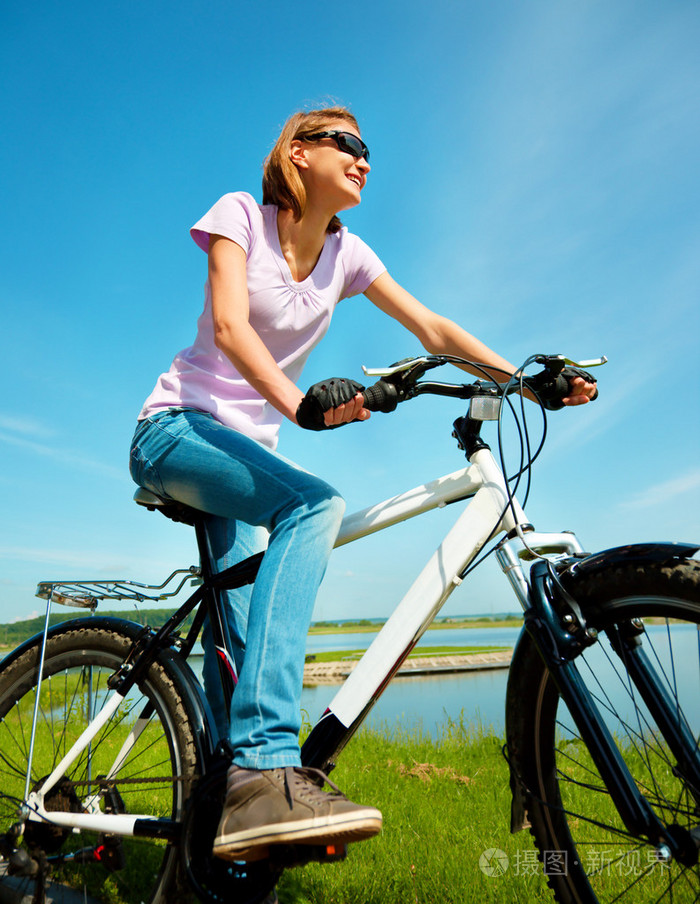 年轻女人坐在她的自行车