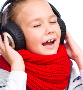 小女孩享受音乐使用头戴式耳机