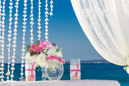 海滩婚礼设置，热带户外婚礼招待会，美丽