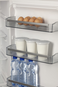 冰箱里面装满牛奶 鸡蛋和水