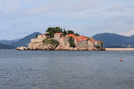 在后台 Sveti Stefan 美丽岛山