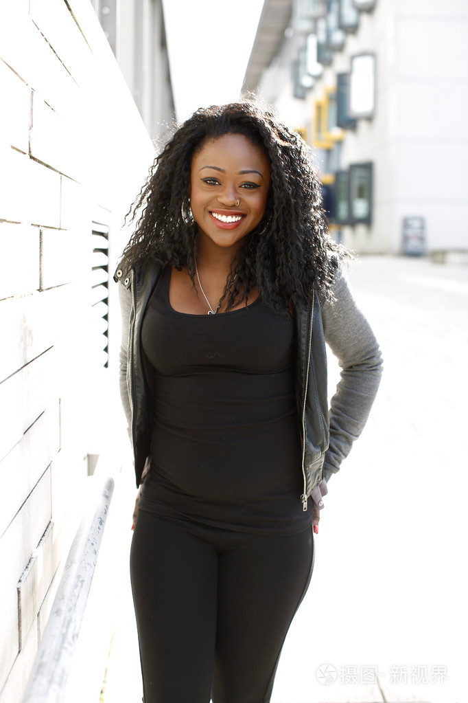 非洲美女带着可爱的微笑