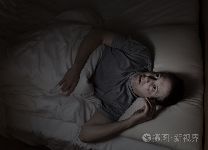成熟的男人不能在夜间入睡