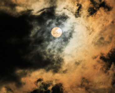 月亮在夜空中