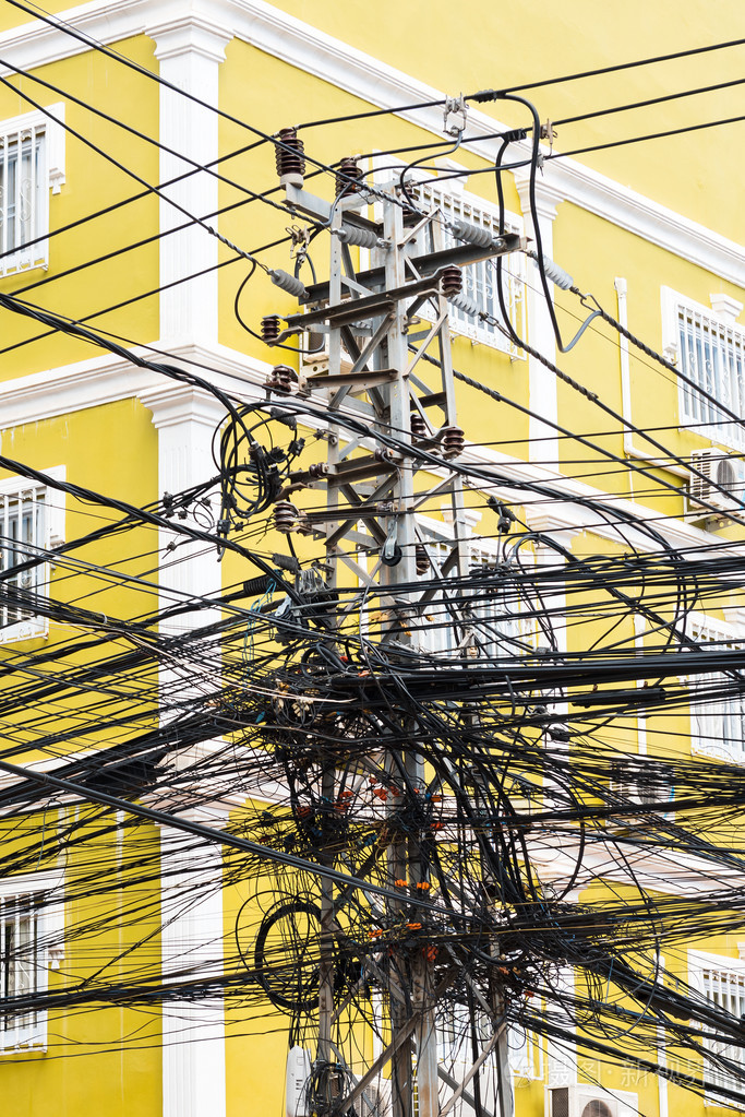 混乱的电缆和电线