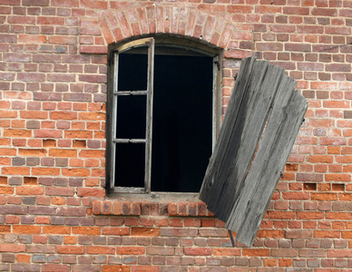 墙上的旧脏窗口