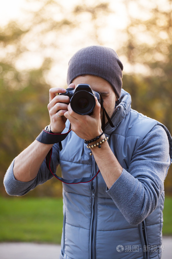 摄影师用相机拍摄室外风景