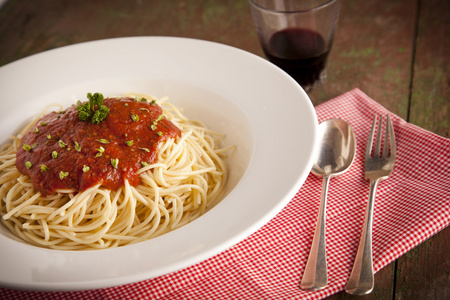 意大利面条晚餐用西红柿酱和罗勒紧