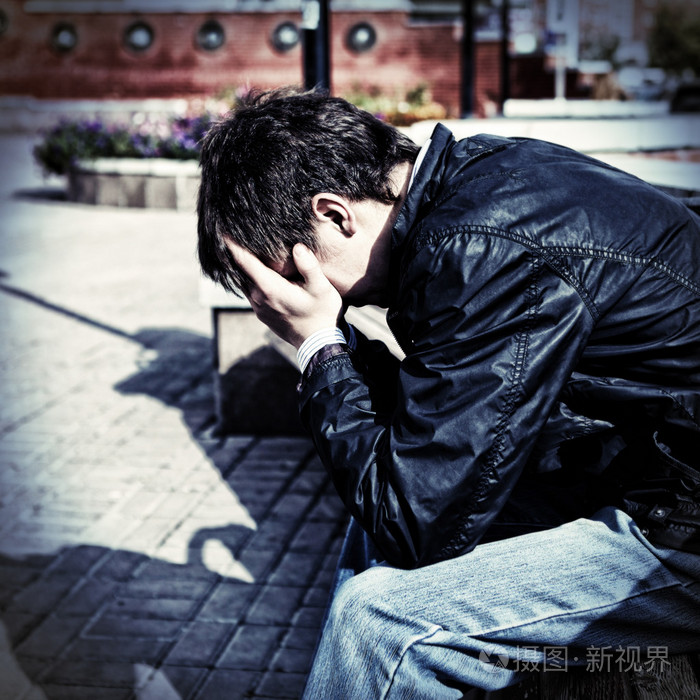 在大街上的可悲少年