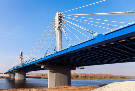 Kirovsky 电缆桥架通过俄罗斯萨马拉河