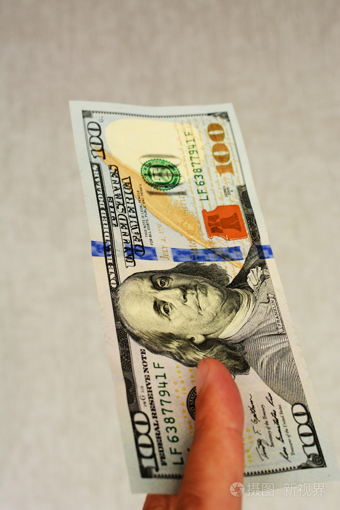 100美元