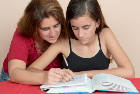 西班牙裔美国人十几岁的女孩和她妈妈一起学习