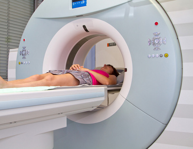 作为患者的磁共振扫描仪正在调查的女人