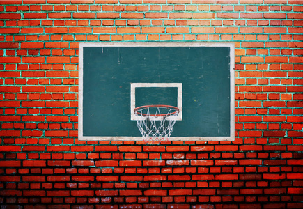 橘黄色的背景墙上的篮球板
