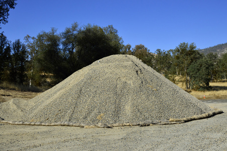 砾石丘堆积如山的破碎沥青岩石层一个五颜六色的岩石岩层堆积在千百年