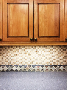 木制橱柜和瓷砖装饰的厨房