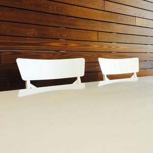 现代风格白色椅子和桌子