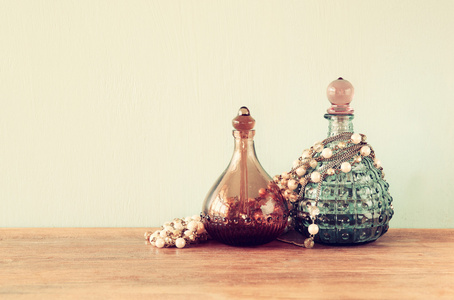 老式古董香水瓶，木制的桌子上。复古的滤波的图像