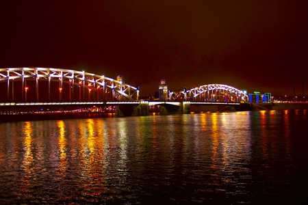 这座桥的夜景