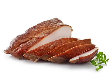 沙拉配烟熏鸡胸肉两块水煮烟熏鸡胸肉.鸡肉.孤立在白色背景上.
