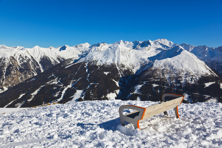 长凳上高山滑雪度假村加施奥地利
