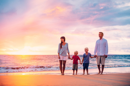 家庭在日落海滩上的肖像