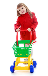非常时尚的小女孩，与一辆玩具卡车的产品