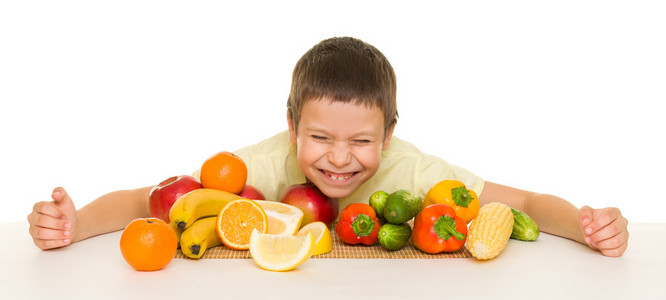 水果和蔬菜的男孩