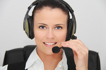 女性客户支持运算符与耳机