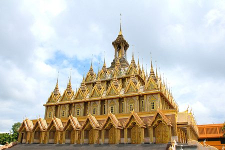 在乌泰他尼府，泰国的扫管笏 Tha 宋寺大金塔