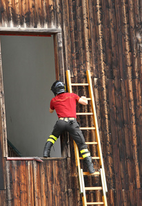 消防队员进入高层建筑的窗户