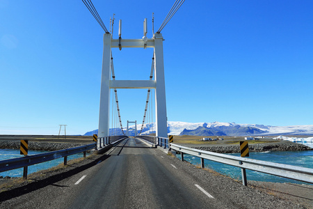 Jokulsarlon 是一个大的冰川湖，在冰岛