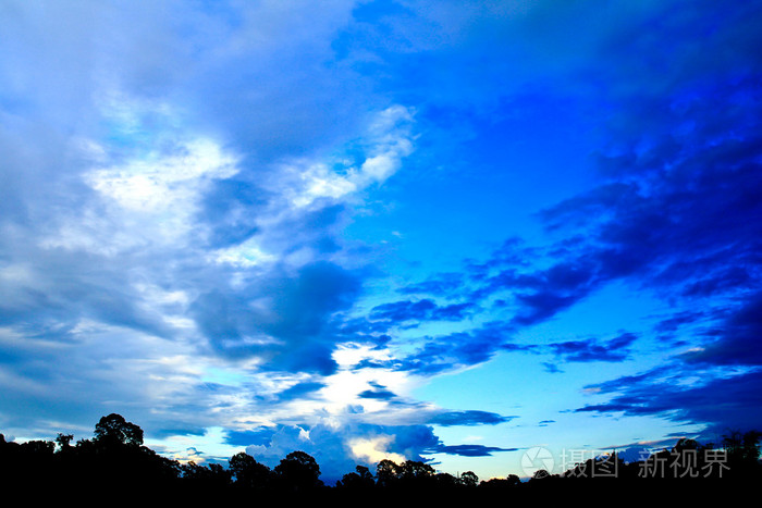 蓝色夕阳的天空