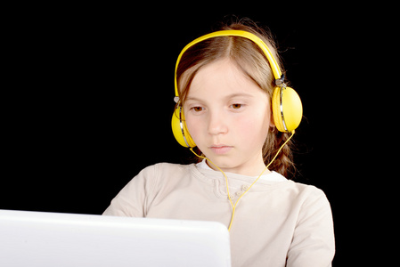 年轻的女孩，与耳机和数字平板电脑