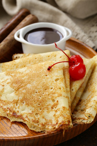 Tunna pannkakor med chokladss p en tallrik