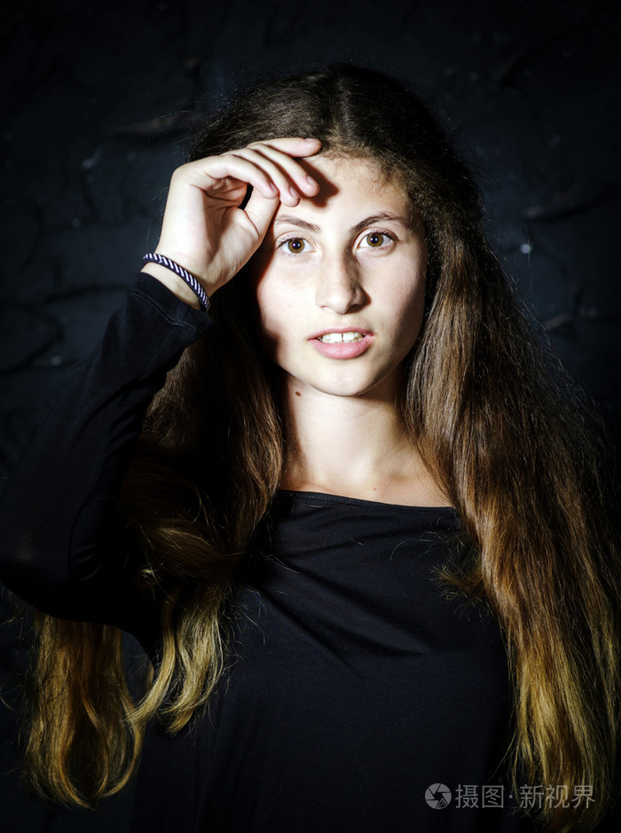 可爱的年轻亚美尼亚女孩摆在工作室