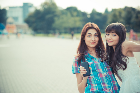 漂亮时髦的年轻妇女姐妹朋友们跳舞