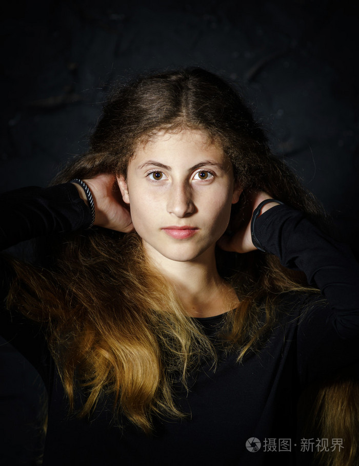 可爱的年轻亚美尼亚女孩摆在工作室