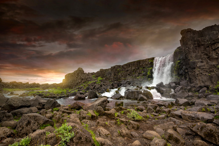 冰岛的 Oxarafoss 瀑布