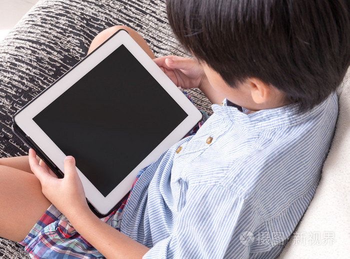 男孩玩数字平板电脑