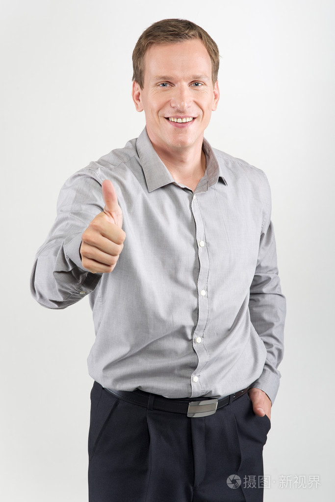 男人给予标志竖起大拇指