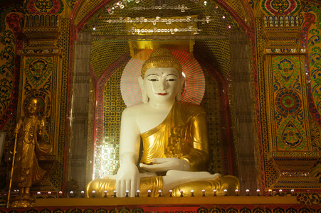 在 Sutaungpyai 宝塔，缅甸曼德勒山坐佛