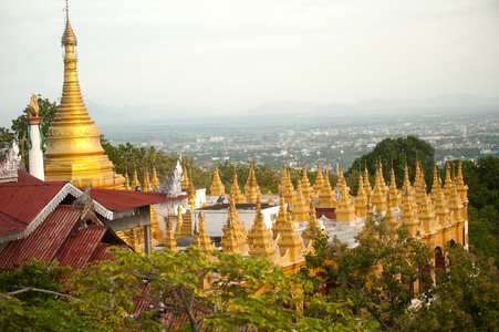 庙顶和佛塔，Sutaungpyai 宝塔，缅甸曼德勒山