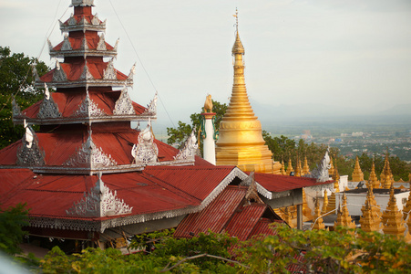 庙顶和佛塔，Sutaungpyai 宝塔，缅甸曼德勒山