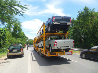 卡车在公路